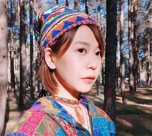 感情路坎坷!港女歌手曝遇上都是孽緣,旅遊邂逅外籍男又分手收場