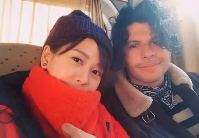 感情路坎坷!港女歌手曝遇上都是孽緣,旅遊邂逅外籍男又分手收場
