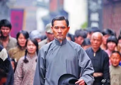 周迅、陳紅對他一見傾心，一生未婚未育，如今62歲在鄉下養貓種花