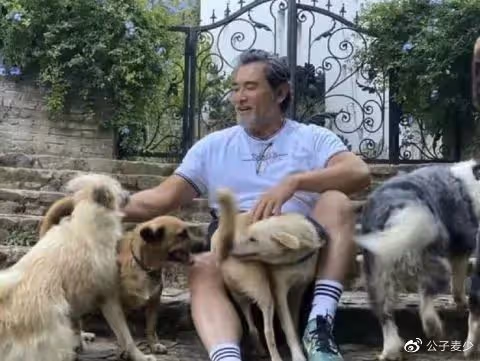 周迅、陳紅對他一見傾心，一生未婚未育，如今62歲在鄉下養貓種花