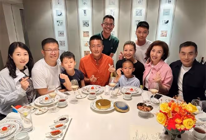 江珊前夫再婚富婆,59歲生日全家赴港慶祝,吃魚子醬喝香檳很愜意