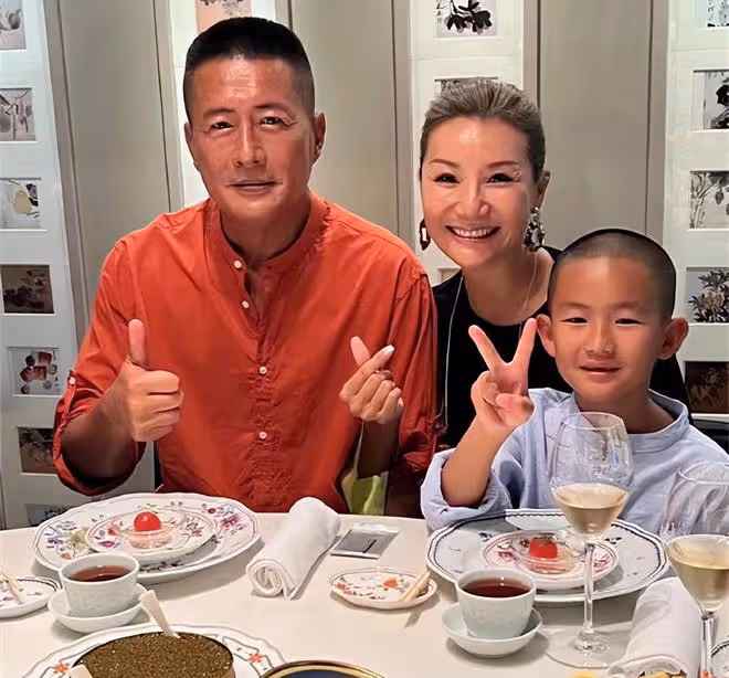 江珊前夫再婚富婆,59歲生日全家赴港慶祝,吃魚子醬喝香檳很愜意