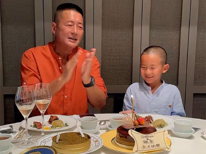 江珊前夫再婚富婆,59歲生日全家赴港慶祝,吃魚子醬喝香檳很愜意