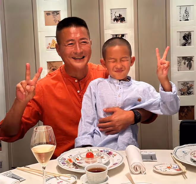 江珊前夫再婚富婆,59歲生日全家赴港慶祝,吃魚子醬喝香檳很愜意