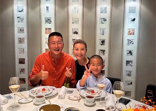 江珊前夫再婚富婆,59歲生日全家赴港慶祝,吃魚子醬喝香檳很愜意