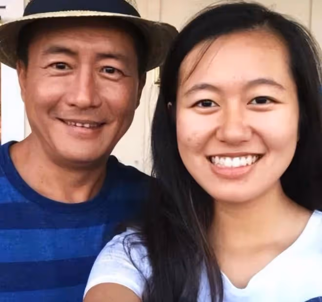 江珊前夫再婚富婆，59歲生日全家赴港慶祝，吃魚子醬喝香檳很愜意