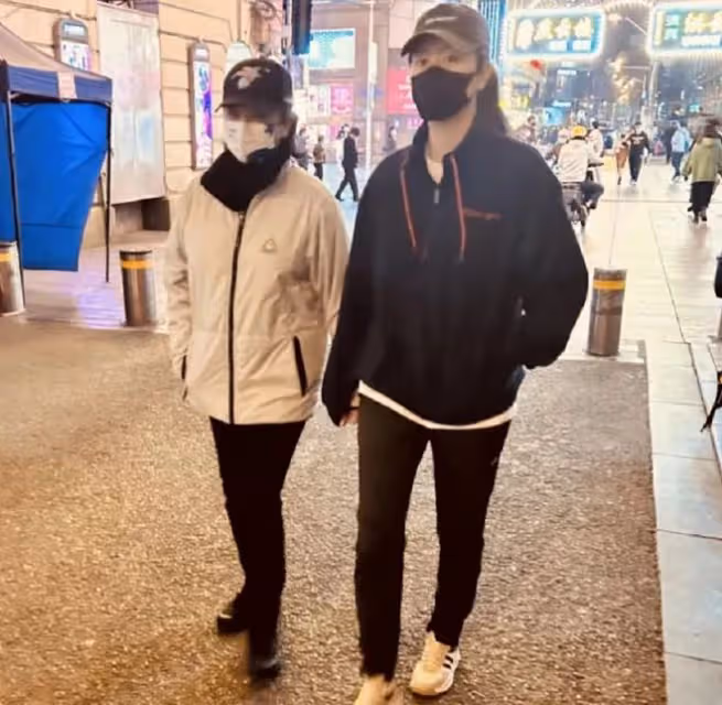 江珊前夫再婚富婆，59歲生日全家赴港慶祝，吃魚子醬喝香檳很愜意