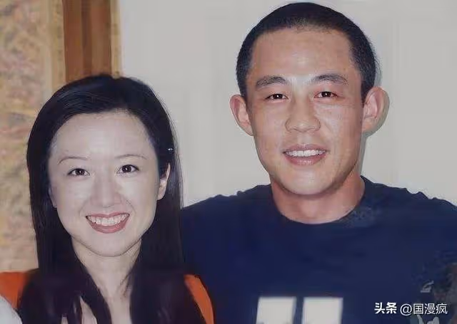 「風流戲骨」侯勇:與沈蓉離婚12年後,帶小20歲嬌妻看5萬元轎車