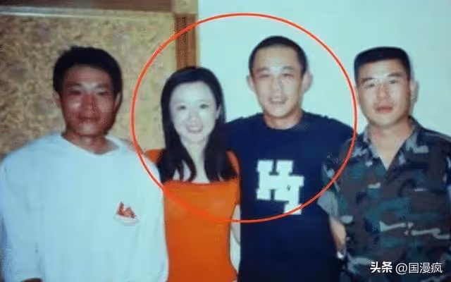 「風流戲骨」侯勇：與沈蓉離婚12年後，帶小20歲嬌妻看5萬元轎車