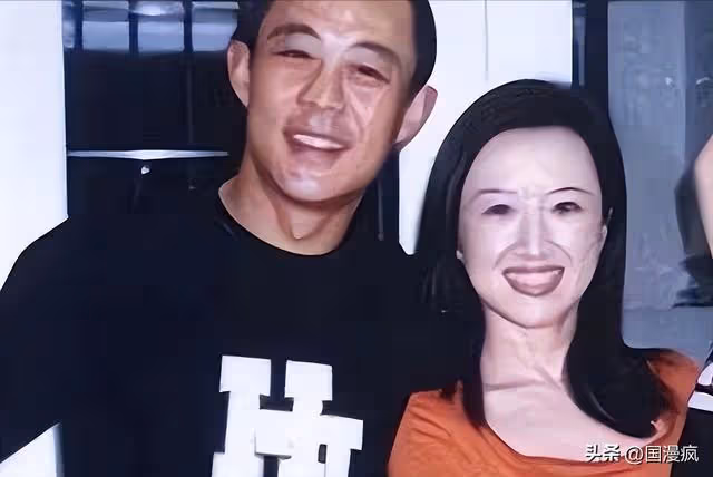 「風流戲骨」侯勇：與沈蓉離婚12年後，帶小20歲嬌妻看5萬元轎車