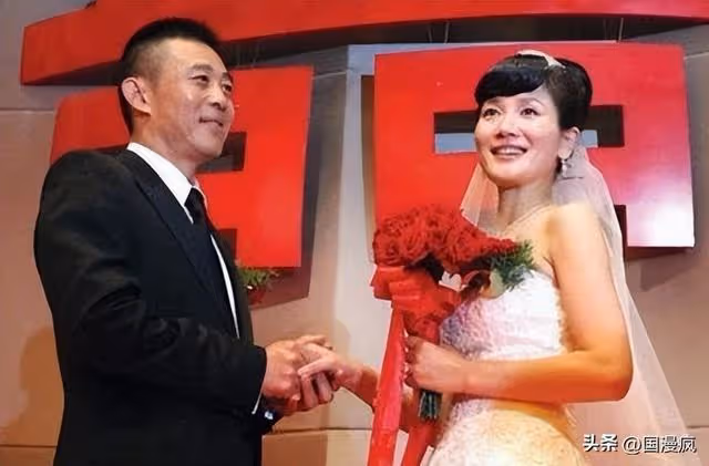 「風流戲骨」侯勇：與沈蓉離婚12年後，帶小20歲嬌妻看5萬元轎車