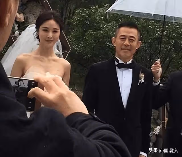 「風流戲骨」侯勇:與沈蓉離婚12年後,帶小20歲嬌妻看5萬元轎車
