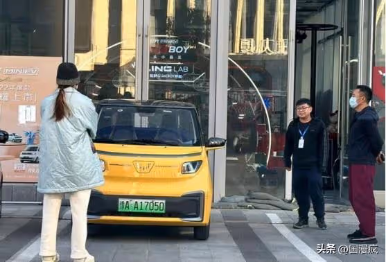 「風流戲骨」侯勇:與沈蓉離婚12年後,帶小20歲嬌妻看5萬元轎車