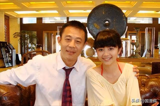 「風流戲骨」侯勇:與沈蓉離婚12年後,帶小20歲嬌妻看5萬元轎車