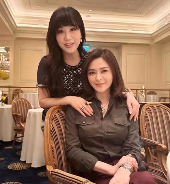 眾富豪為甄子丹愛妻慶生!關之琳驚艷前凸後翹,緊摟呂良偉顯親密