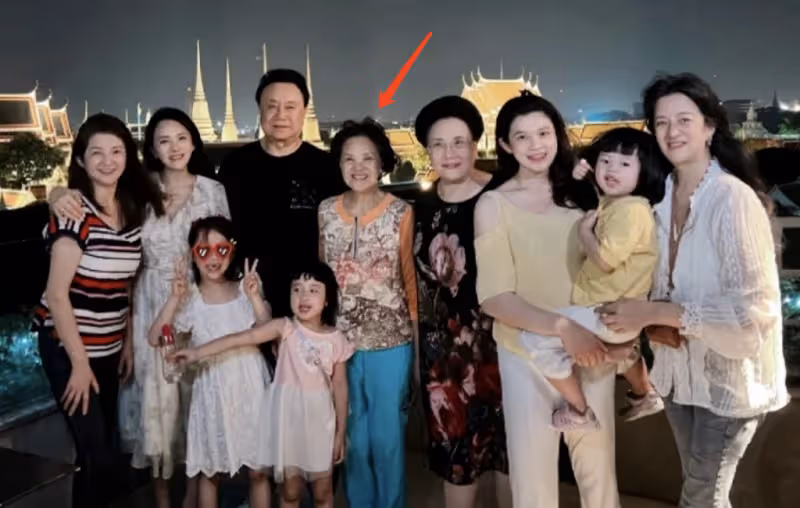 伊能靜曬旅行照,意外曝光女兒正臉,6歲小米粒模樣大變長得像奶奶