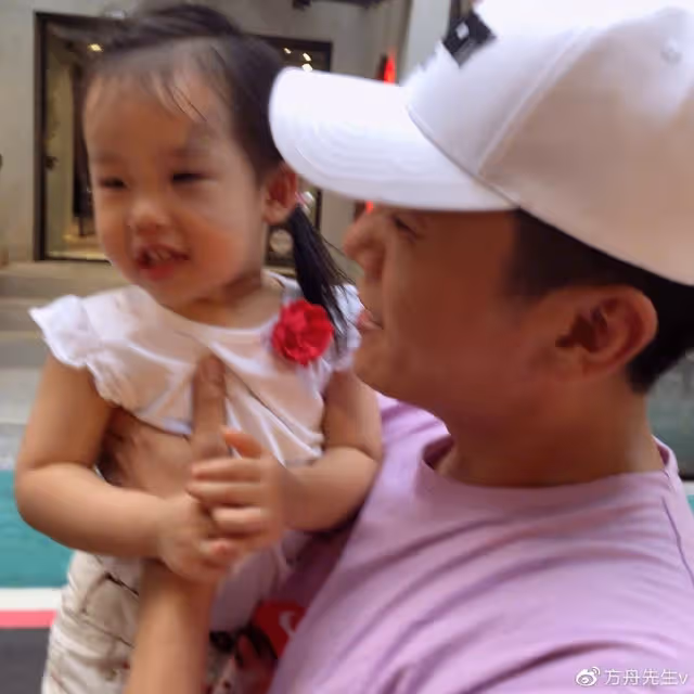 伊能靜曬旅行照,意外曝光女兒正臉,6歲小米粒模樣大變長得像奶奶
