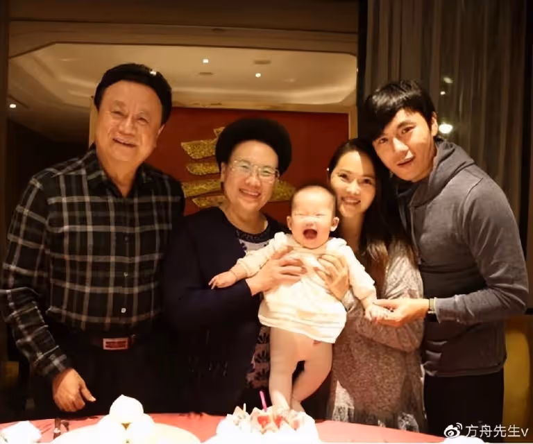伊能靜曬旅行照,意外曝光女兒正臉,6歲小米粒模樣大變長得像奶奶