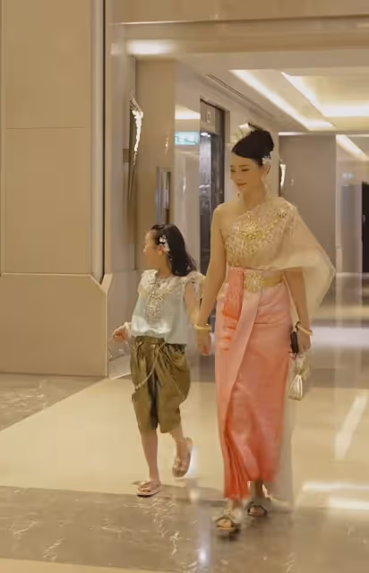 伊能靜曬旅行照,意外曝光女兒正臉,6歲小米粒模樣大變長得像奶奶