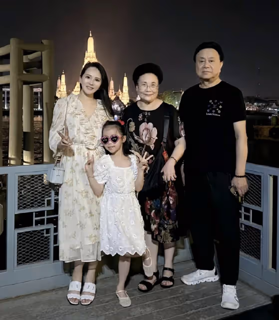 伊能靜曬旅行照,意外曝光女兒正臉,6歲小米粒模樣大變長得像奶奶