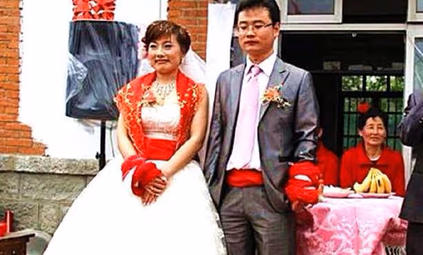 小姑結婚當日，她含淚對我說一句話，我回家果斷與丈夫離婚