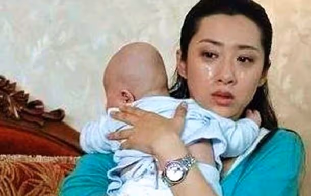 孕後姐夫拒付彩禮姐姐分手,生下外甥姐夫帶50萬,姐姐笑著回2字