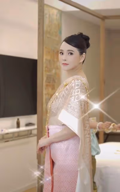 伊能靜攜全家穿泰服合影!疑發福虎背熊腰,米粒首曝正臉顏值逆襲