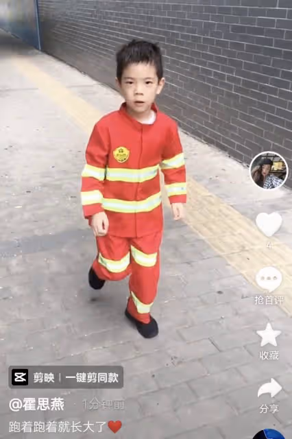 霍思燕曬兒子變裝視頻,嗯哼從5歲穿越到9歲,穿消防服正氣凜然