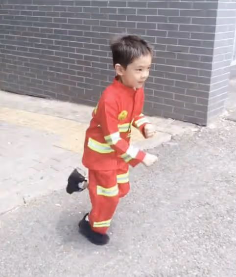 霍思燕曬兒子變裝視頻,嗯哼從5歲穿越到9歲,穿消防服正氣凜然