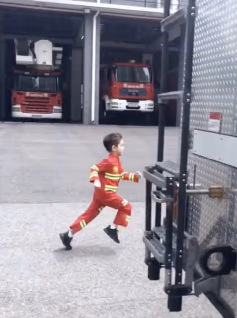 霍思燕曬兒子變裝視頻,嗯哼從5歲穿越到9歲,穿消防服正氣凜然