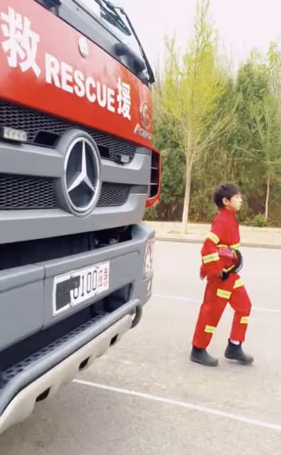 霍思燕曬兒子變裝視頻,嗯哼從5歲穿越到9歲,穿消防服正氣凜然