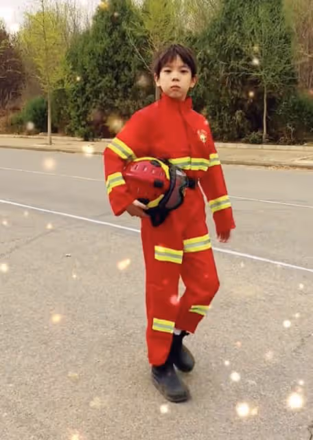霍思燕曬兒子變裝視頻,嗯哼從5歲穿越到9歲,穿消防服正氣凜然
