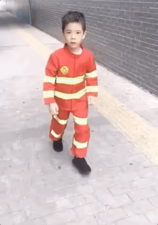霍思燕曬兒子變裝視頻,嗯哼從5歲穿越到9歲,穿消防服正氣凜然