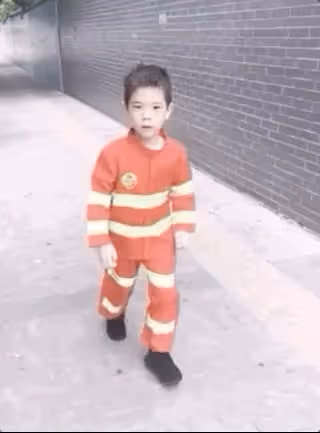 霍思燕曬兒子變裝視頻,嗯哼從5歲穿越到9歲,穿消防服正氣凜然