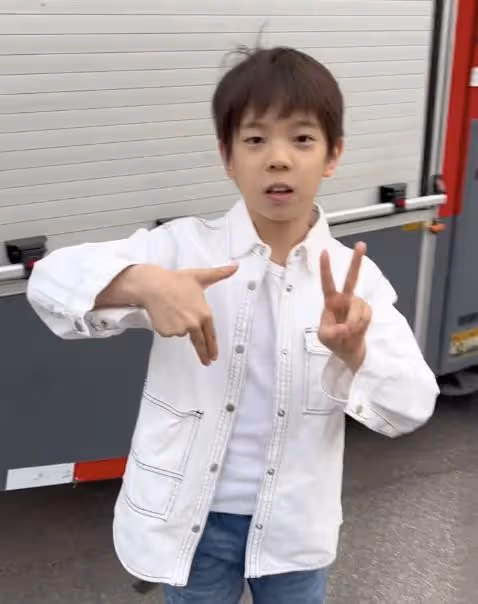 霍思燕曬兒子變裝視頻,嗯哼從5歲穿越到9歲,穿消防服正氣凜然