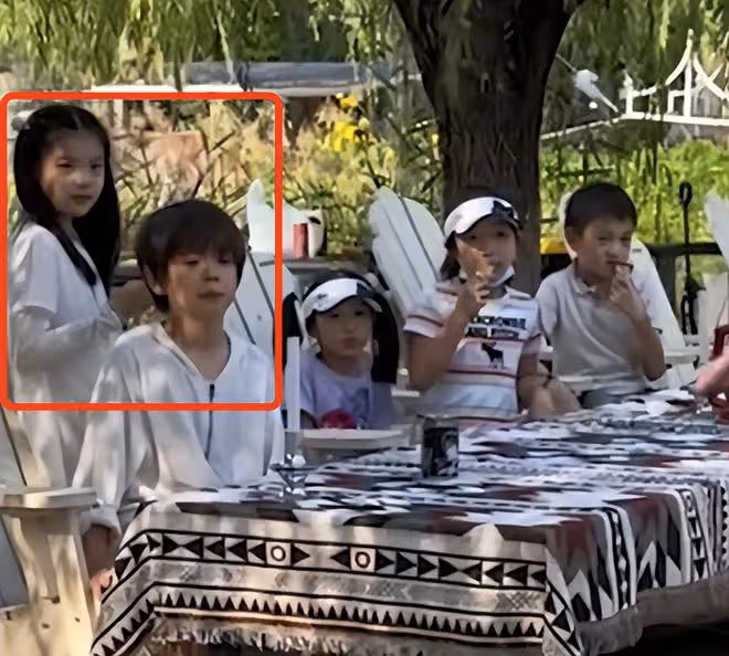 霍思燕曬兒子變裝視頻,嗯哼從5歲穿越到9歲,穿消防服正氣凜然