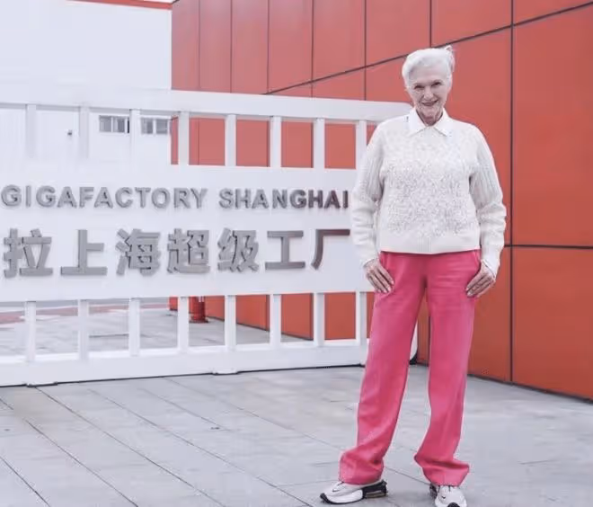 馬斯克媽媽75歲生日開派對,與鄧文迪貼身合影,曬三代同框好幸福