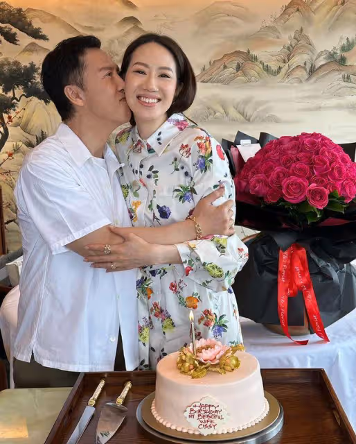 甄子丹汪詩詩夫妻摟腰捏臉慶生,關之琳罕見現身送祝福