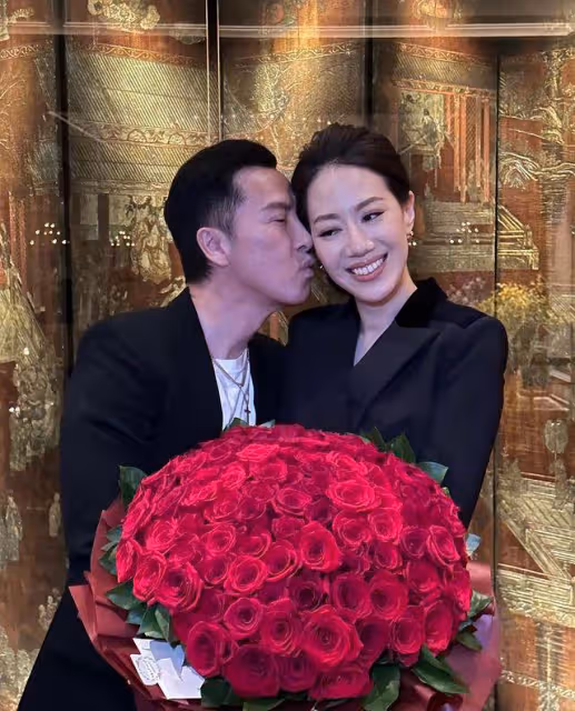 甄子丹汪詩詩夫妻摟腰捏臉慶生,關之琳罕見現身送祝福