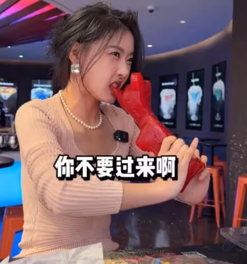 聶小雨和半隻狐狸玩真人CS，穿露背瑜伽服，網友：歹徒反而更興奮