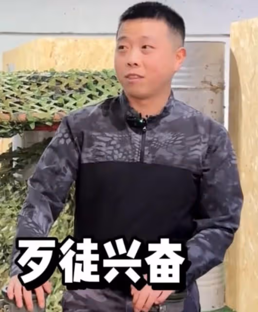 聶小雨和半隻狐狸玩真人CS,穿露背瑜伽服,網友:歹徒反而更興奮