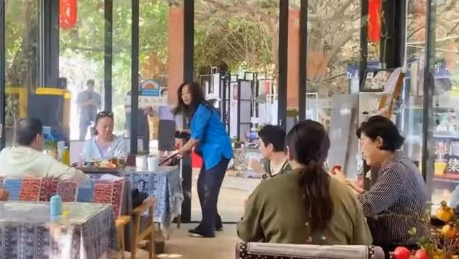 63歲梁安琪現身廣東，打扮普通氣質大變，和閨蜜吃10元早茶太節儉