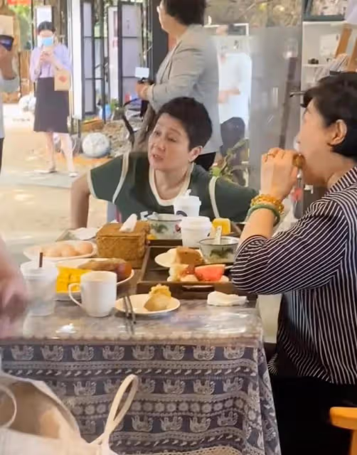 63歲梁安琪現身廣東，打扮普通氣質大變，和閨蜜吃10元早茶太節儉