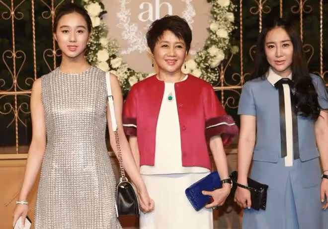 63歲梁安琪現身廣東，打扮普通氣質大變，和閨蜜吃10元早茶太節儉
