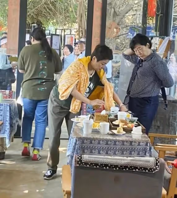 63歲梁安琪現身廣東，打扮普通氣質大變，和閨蜜吃10元早茶太節儉