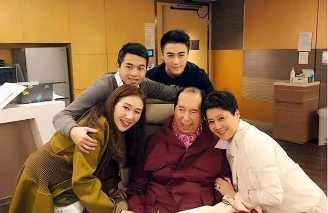 63歲梁安琪現身廣東，打扮普通氣質大變，和閨蜜吃10元早茶太節儉