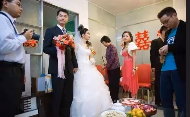 老公意外去世「我拿500萬幫他還債」!5年後參加同事婚禮「新郎轉過身」我當場失控尖叫!