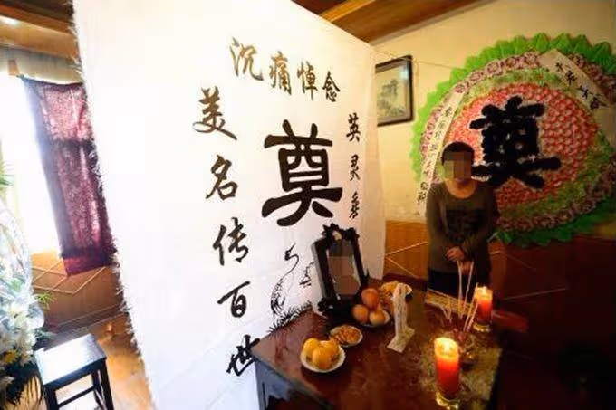 老公意外去世「我拿500萬幫他還債」!5年後參加同事婚禮「新郎轉過身」我當場失控尖叫!