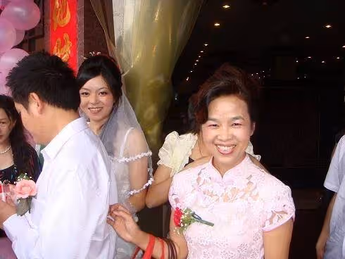 老公意外去世「我拿500萬幫他還債」!5年後參加同事婚禮「新郎轉過身」我當場失控尖叫!