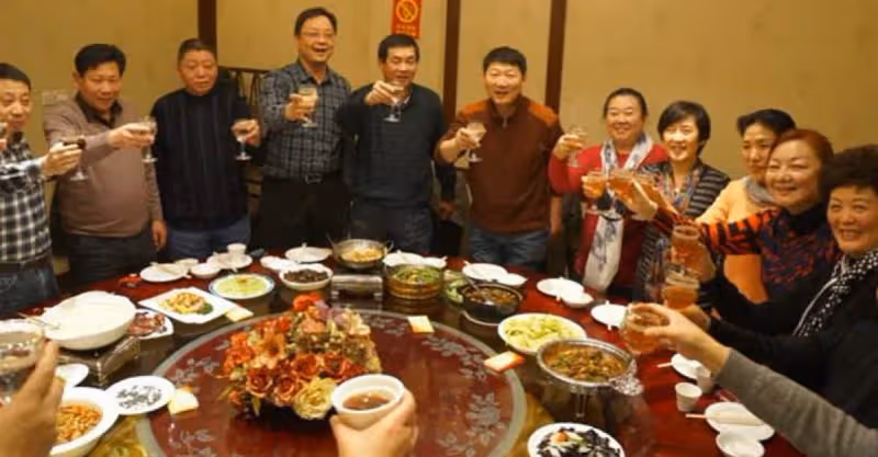 同學聚會「1頓飯吃了5萬塊」！請客的同學中途結賬走了　散場時服務員問「誰結賬？」同學們瞬間翻臉